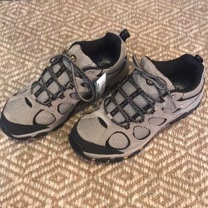 Merrell Hill Top sneakers in grey and black.